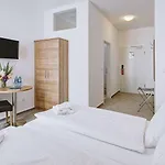 Boutique-hotel Kronenstuben - Unschlagbare Zentrumsnaehe Direkt Am Marstall & Marktplatz - Schloss In 3 Min - Fruehstueck - Langzeitmiete 3*