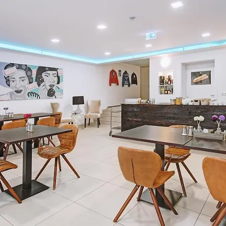 מלון Boutique-hotel Kronenstuben - Unschlagbare Zentrumsnaehe Direkt Am Marstall & Marktplatz - Schloss In 3 Min - Fruehstueck - Langzeitmiete 3*