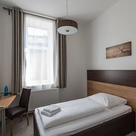 Boutique-hotel Kronenstuben - Unschlagbare Zentrumsnaehe Direkt Am Marstall & Marktplatz - Schloss In 3 Min - Fruehstueck - Langzeitmiete 3* לודוויגסבורג