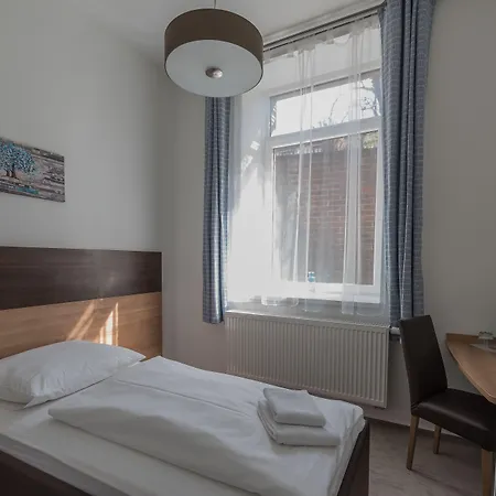 Boutique-hotel Kronenstuben - Unschlagbare Zentrumsnaehe Direkt Am Marstall & Marktplatz - Schloss In 3 Min - Fruehstueck - Langzeitmiete מלון