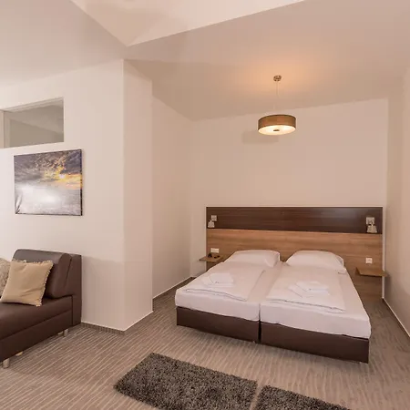 Hotel Boutique-hotel Kronenstuben - Unschlagbare Zentrumsnaehe Direkt Am Marstall & Marktplatz - Schloss In 3 Min - Fruehstueck - Langzeitmiete Ludwigsburg