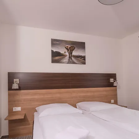 Boutique-hotel Kronenstuben - Unschlagbare Zentrumsnaehe Direkt Am Marstall & Marktplatz - Schloss In 3 Min - Fruehstueck - Langzeitmiete 3* Λούντβιχσμπουργκ