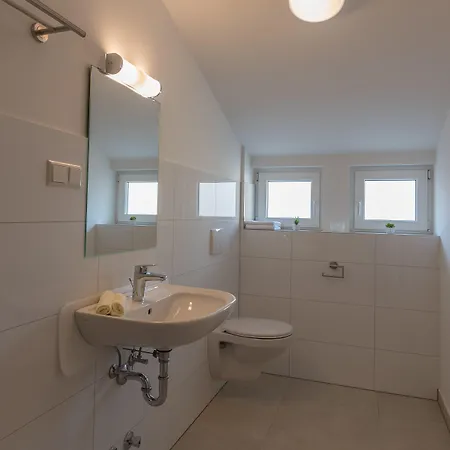 Boutique-hotel Kronenstuben - Unschlagbare Zentrumsnaehe Direkt Am Marstall & Marktplatz - Schloss In 3 Min - Fruehstueck - Langzeitmiete מלון לודוויגסבורג