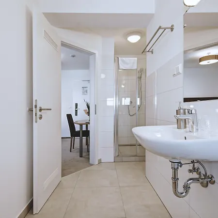 Boutique-hotel Kronenstuben - Unschlagbare Zentrumsnaehe Direkt Am Marstall & Marktplatz - Schloss In 3 Min - Fruehstueck - Langzeitmiete 3*