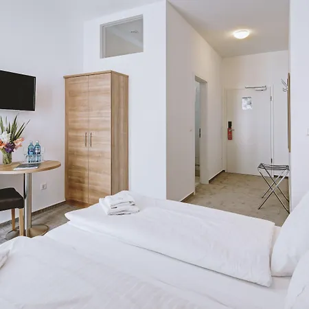 Boutique-hotel Kronenstuben - Unschlagbare Zentrumsnaehe Direkt Am Marstall & Marktplatz - Schloss In 3 Min - Fruehstueck - Langzeitmiete 3*