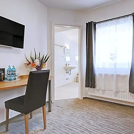 Hotell Boutique-hotel Kronenstuben - Unschlagbare Zentrumsnaehe Direkt Am Marstall & Marktplatz - Schloss In 3 Min - Fruehstueck - Langzeitmiete Ludwigsburg