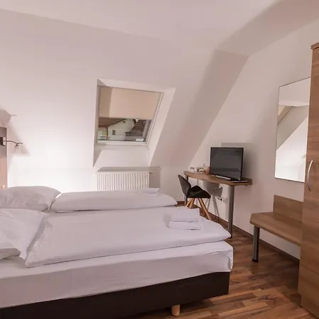 Boutique-hotel Kronenstuben - Unschlagbare Zentrumsnaehe Direkt Am Marstall & Marktplatz - Schloss In 3 Min - Fruehstueck - Langzeitmiete מלון לודוויגסבורג