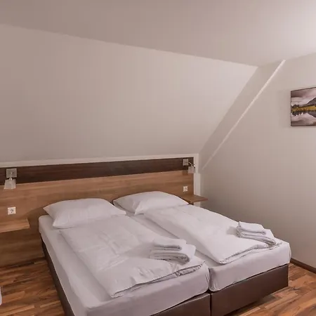 Boutique-hotel Kronenstuben - Unschlagbare Zentrumsnaehe Direkt Am Marstall & Marktplatz - Schloss In 3 Min - Fruehstueck - Langzeitmiete Hotel 3*