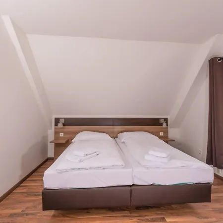 Boutique-hotel Kronenstuben - Unschlagbare Zentrumsnaehe Direkt Am Marstall & Marktplatz - Schloss In 3 Min - Fruehstueck - Langzeitmiete Hotel 3*